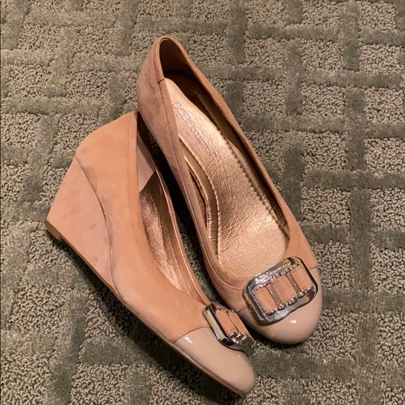 Size 6 BCBGeneration Tan Suede Wedges - Picture 1 of 3